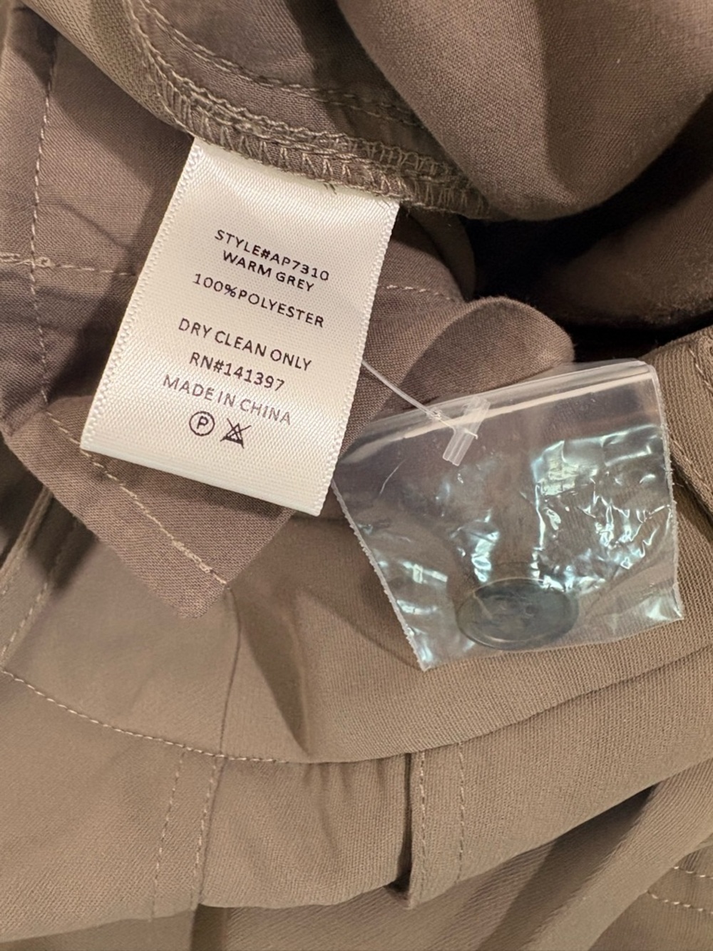 NWOT ASTR Denison Pleated Cargo Pants Size Medium Warm Grey - Picture 8 of 9